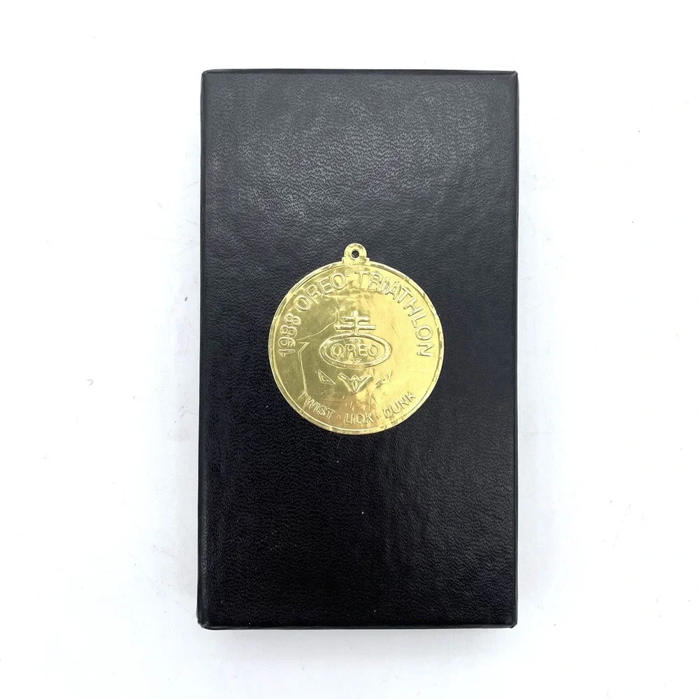 VTG 1988 Oreo Triathlon Medal 18K Gold Plated Presentation Box Twist Lick Dunk